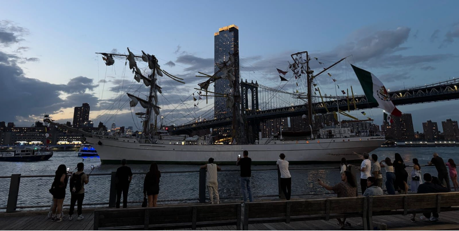 Choca Velero Cuauhtémoc con base del Puente de Broklyn